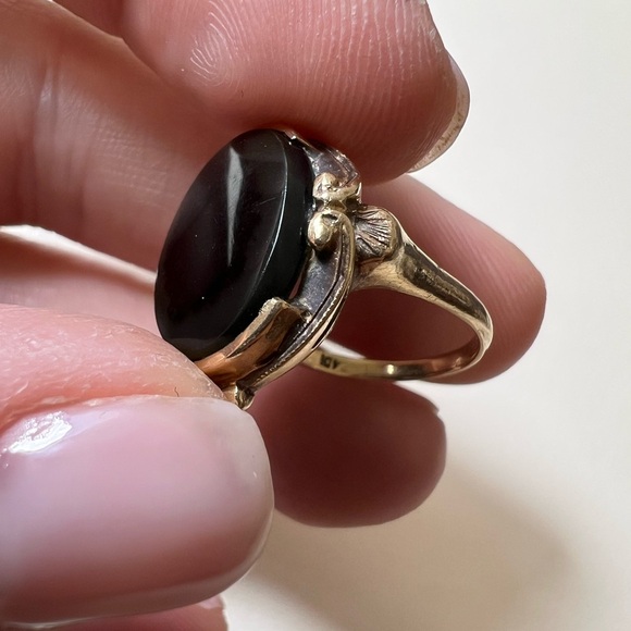 Elegant Vintage 10K Yellow Gold and Black Stone Ring